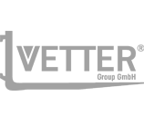 Autolackierer beim Lackieren eines Fahrzeugs in der Lackierkabine