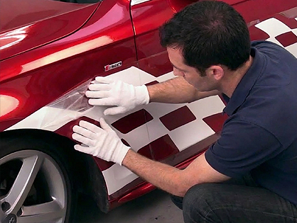 Montage Fahrzeugdekor<